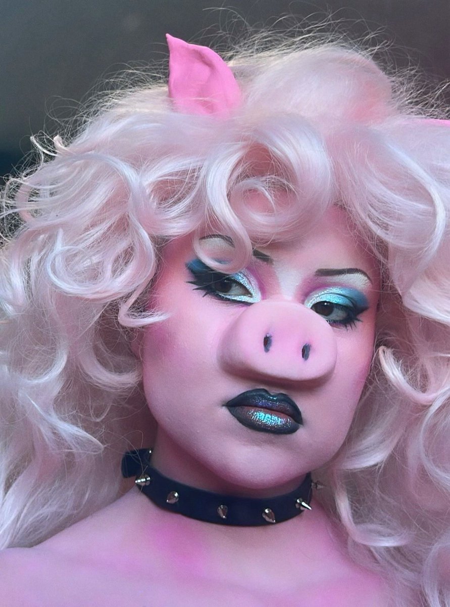 Miss Piggy 🐷🙂‍↕️ oink oink hiyah bitches