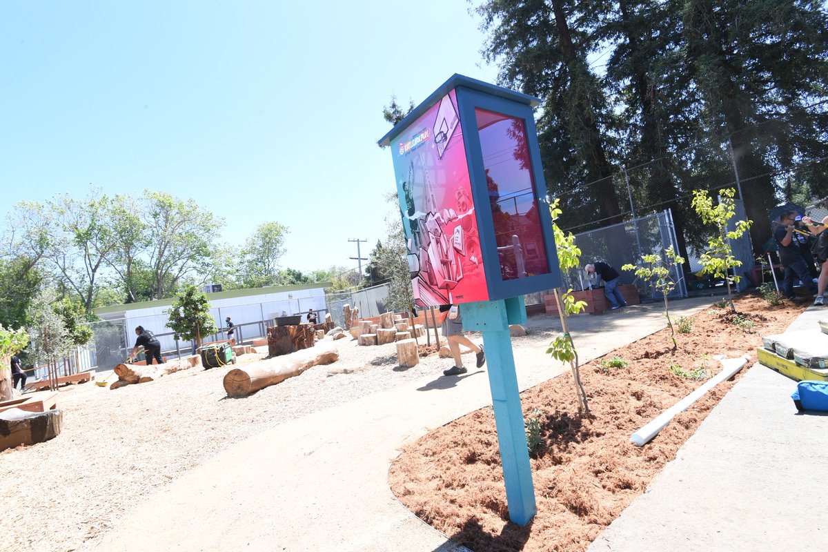 Thanks to the hard work of Piedmont Ave. Elementary families & volunteers, & with support from @Workday, @KPNorCal, @EatLearnPlay, & @OUSDNews, #Oakland kids are getting a new kid-designed play structure, nature exploration areas, multi-sport courts, & more! 📸: Noah Graham