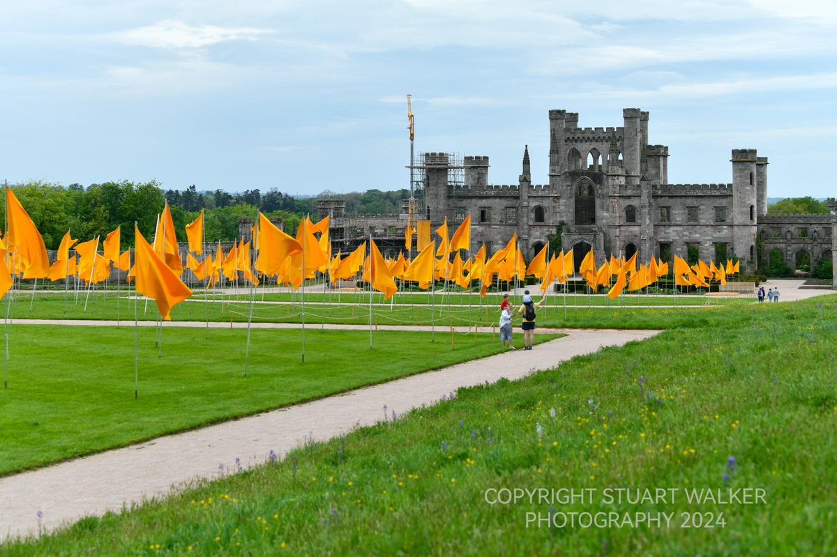 StuWalkerPhotos's tweet image. I just had to photograph this great art installation @lowthercastle while on a job there. The 520 flags are quite hypnotic blowing in the breeze. The installation titled OR by Steve Messam @rougeit know for art within the landscape. I am sure the Yellow Earl would have approved