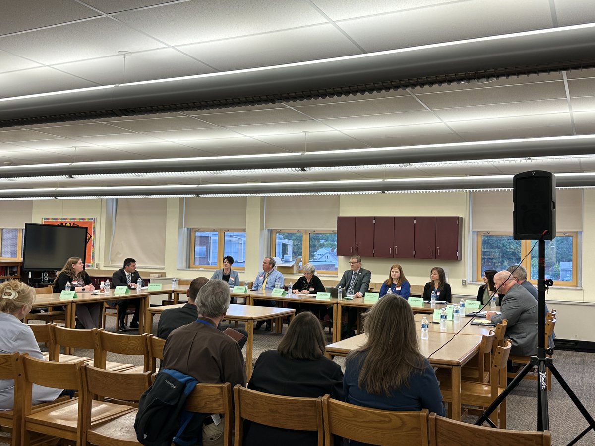 Rising Educators and @Geesey_Regina participated in a #PANeedsTeachers Roundtable. Thanks to Indiana Area Jr. High for hosting, Amy Morton for facilitating, and Rep. Struzzi and Rep. Smith for joining us today for an insightful dialogue. @STEAMDirector @RVSDSuper