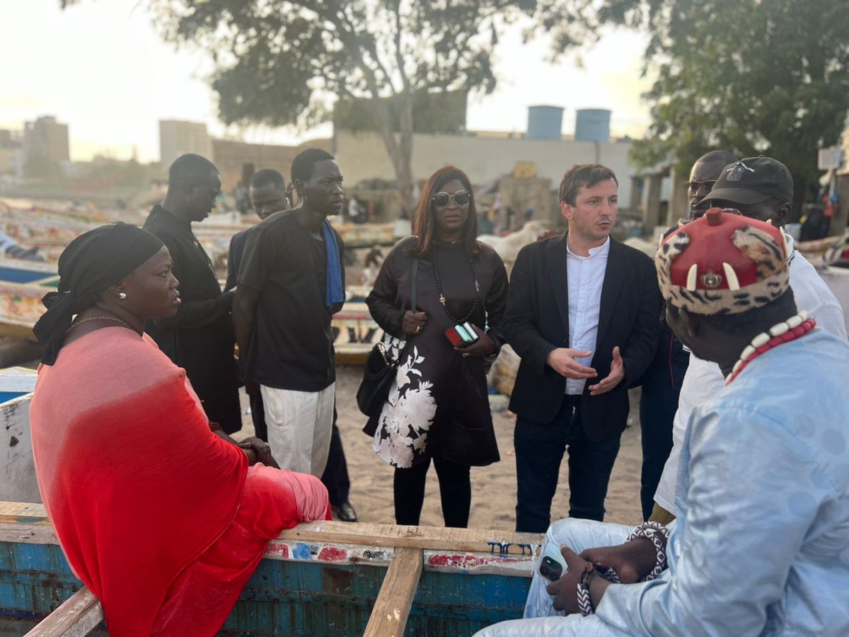 Échange avec les pêcheurs artisanaux de Dakar. Depuis l'élection de <a href="/PR_Diomaye/">Bassirou Diomaye Faye</a>, les chalutiers asiatiques et européens qui les spoliaient ont été démasqué et chassés ! L'accord passé entre le Sénégal et l'Union Européenne qui expire en novembre, devra être totalement réévalué...