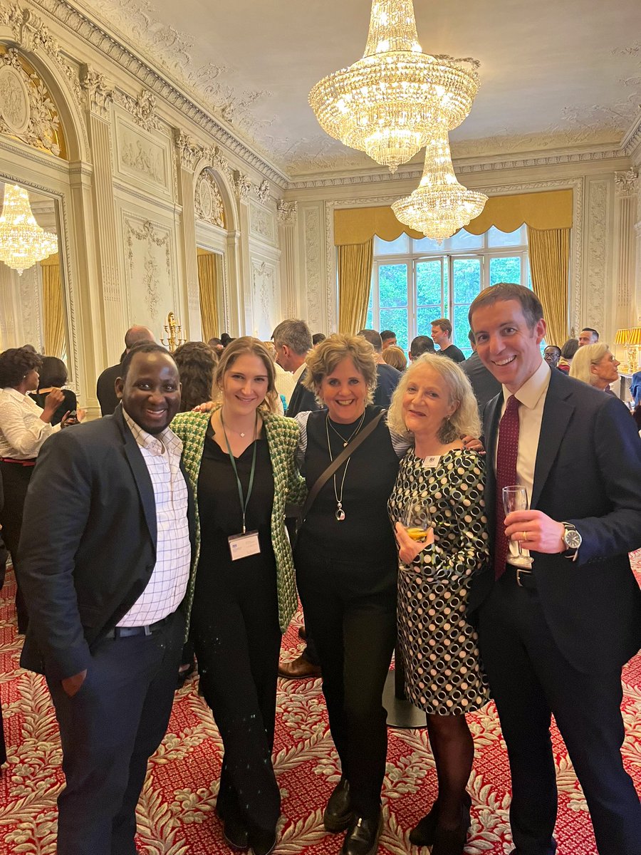 C'est avec plaisir de réunir les membres du « Paris Support Network » à l'ambassade 🇬🇧 ce soir. Ces héros de l’ombre assurent le bon déroulement de nombreuses réunions et engagements entre l’ambassade et nos contacts français tout au long de l'année. Merci infiniment ! 🙏👏🥂