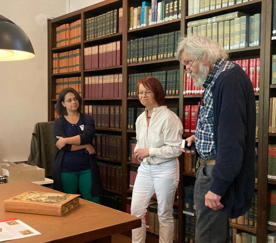 Der Exkursionstag der Tagung führte zuerst ins Altonaer Museum mit Einblicken in die Sammlung von #Luxuspapier und populärer #Druckgrafik dank Birgit Staack, Britta Niebuhr und Torkild Hinrichsen. #bilddruckpapier2024