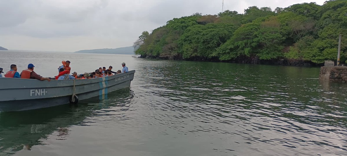 En un gesto de compromiso con la educación ambiental, miembros de la Base Naval de Amapala, brindaron apoyo a los estudiantes de la Universidad Nacional de Ciencias Forestales (UNACIFOR). Los alumnos realizaron una gira educativa.