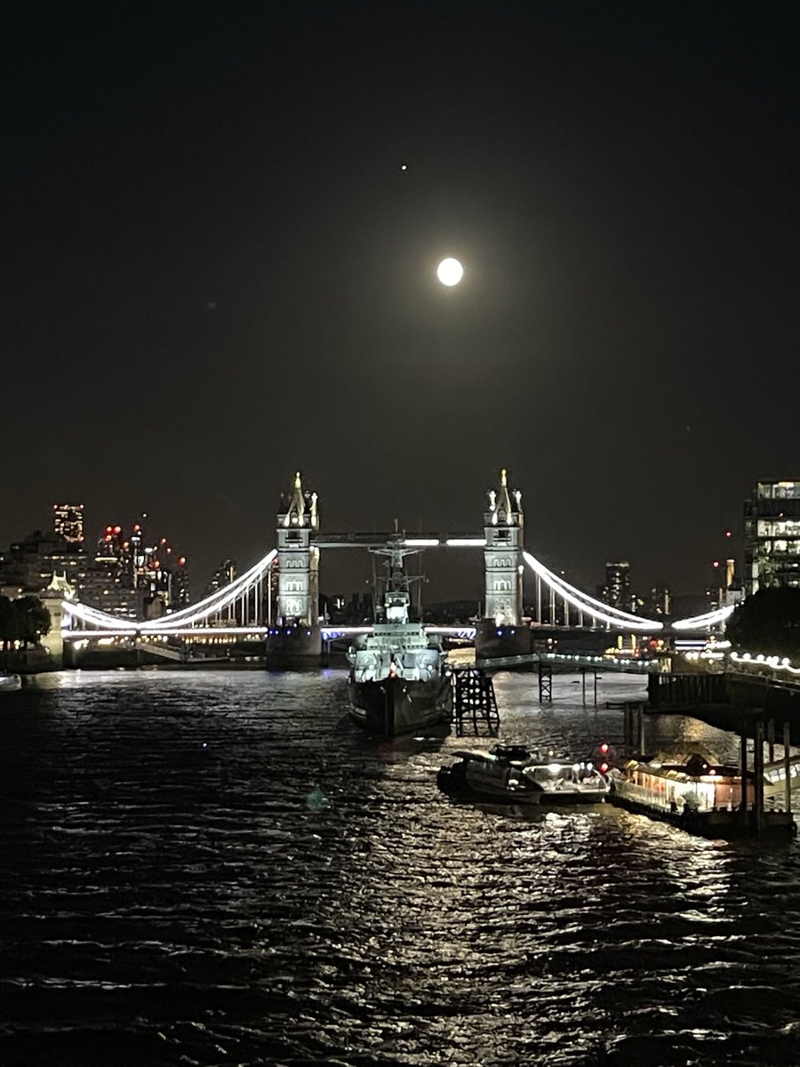 gugarman_moij's tweet photo. Tower Bridge, London. 🇬🇧 #tower_bridge #nightlife #London #thames #moon #nightview #tourism #Trip #Londoner #photography #image #uk https://t.co/LCUyGuAcit