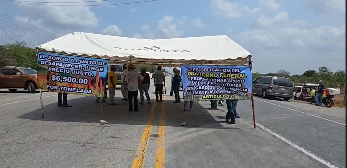 La mañana de este martes 14 de mayo productores agrícolas de #Tamaulipas vuelven a cerrar la carretera #SanFernando a #Matamoros , por lo que se impide el paso ￼ @QUINTILLASDELA57 @Thermokineros @QuintillasDeLa57 @monitorismo KRConfiables