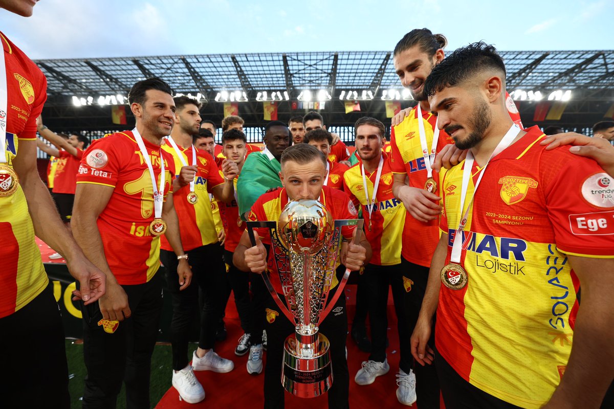 Celilyuksel55's tweet photo. Bu şehrin her sokağında
Aşkımızın izi kaldı..💛❤️✋🏻 https://t.co/FH1c11TRub