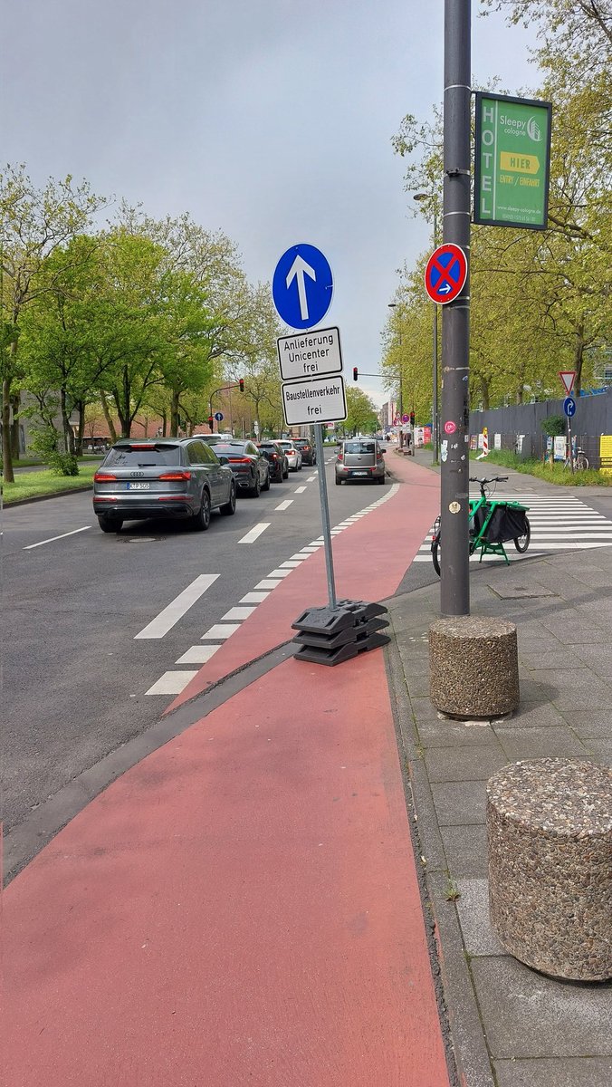 Hauptsache, das Schild steht gut. @Koeln, was passiert eigentlich, wenn mir das beim Vorbeifahren aus Versehen auf die Fahrbahn fällt?