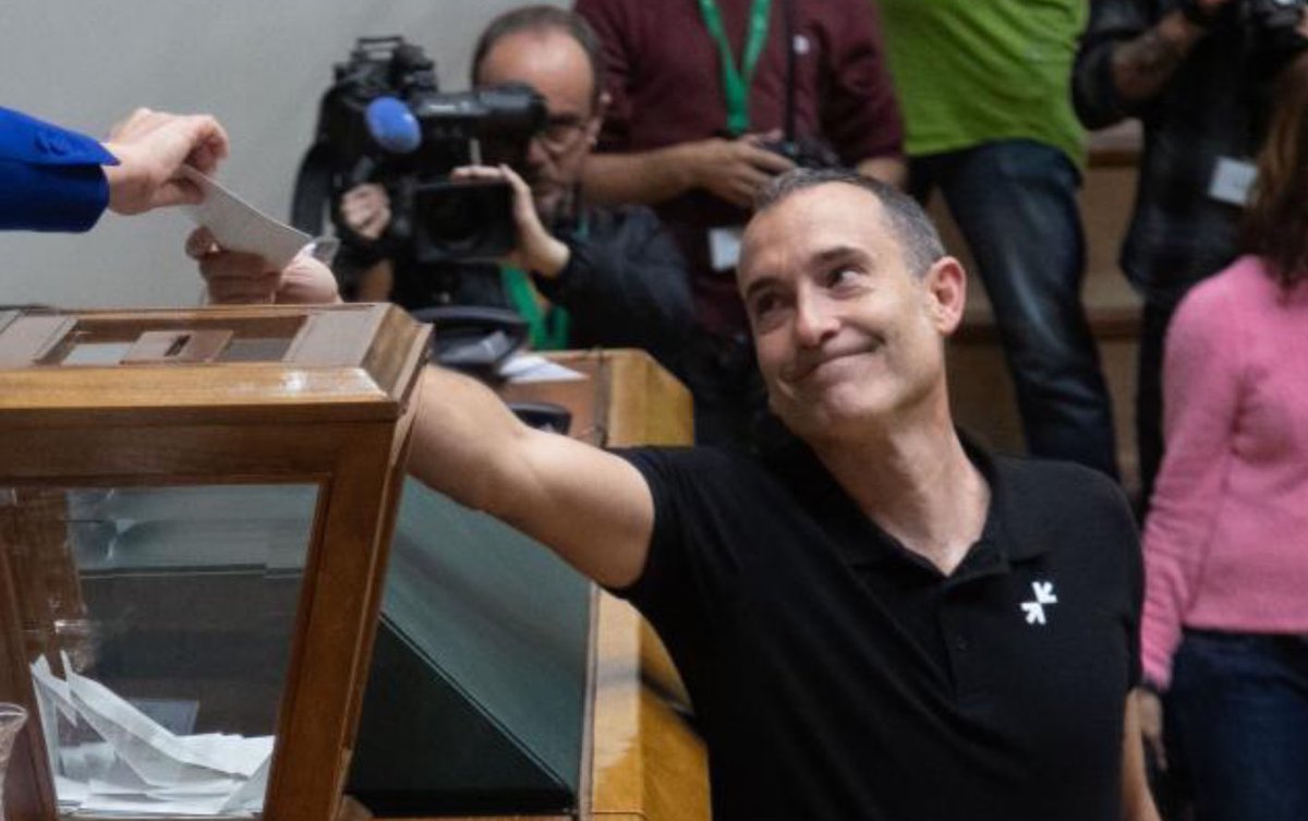 julenaretakoa's tweet photo. Presoak bihotzean aurre egiten diot Legebiltzarreko ekitaldi berri honi! 
Denak etxean izan arte! https://t.co/TqzGNb1hEz
