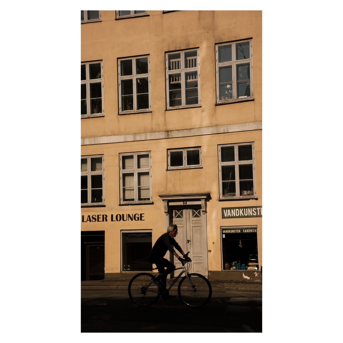 nowthisislupa's tweet photo. copenhagen🤝🏼 https://t.co/GbZCvJUfds