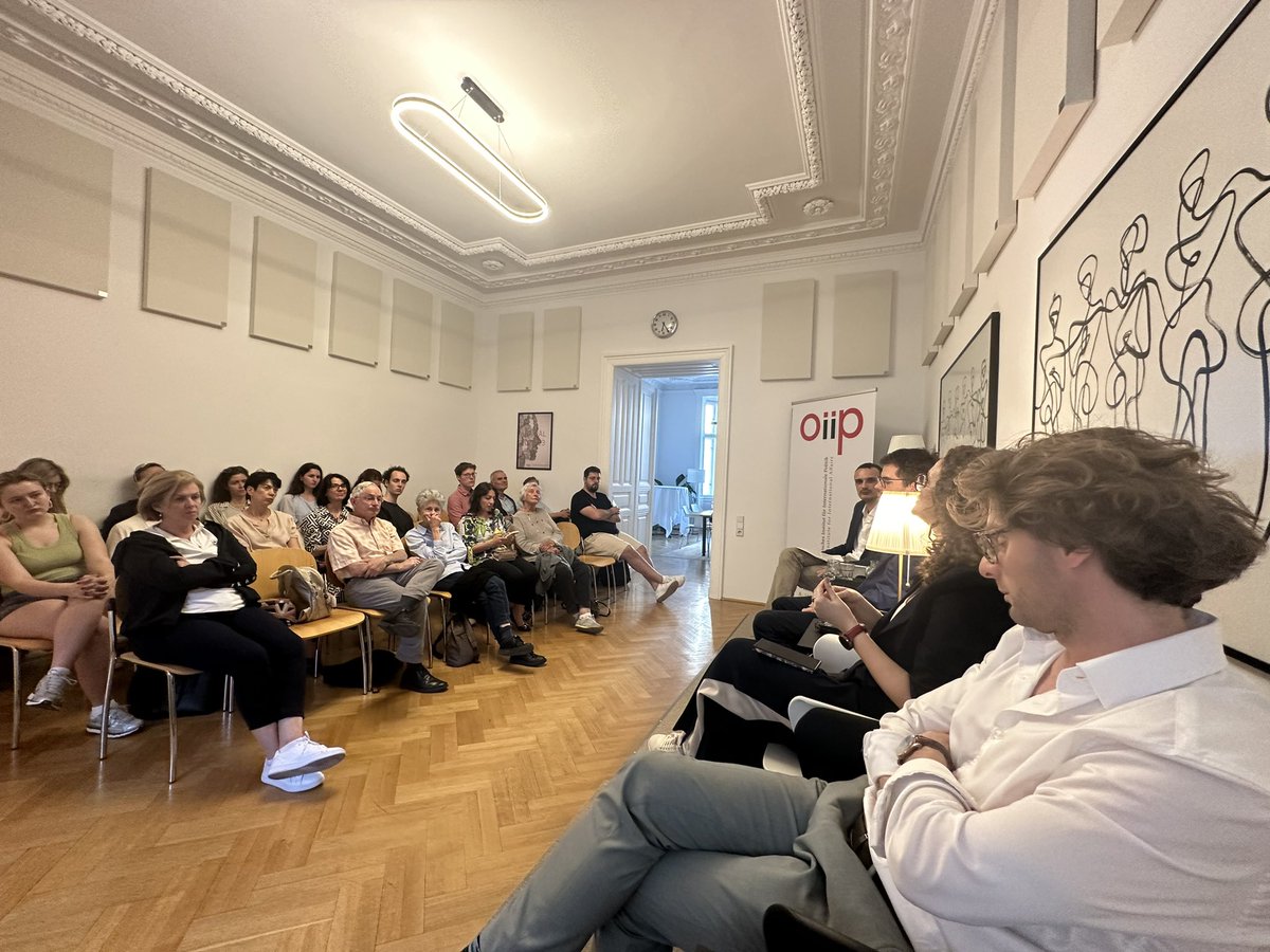 We just finished a very insightful debate on „#NorthMacedonia‘s Double Election: The Day After“ at @InfoOiip with Branimir Jovanovic (@wiiw_ac_at), @LuraPo_, @CSEESGraz, Kristijan Fidanovski & Ivan Nikolovski. Stay tuned with @InfoOiip for a written summary coming soon.