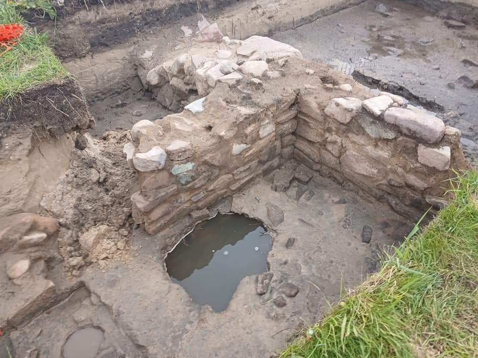 Once the pit was cleared, it quickly filled up with water. It now acts as a sump while we investigate the surface.
#Alderney #RomanArchaeology