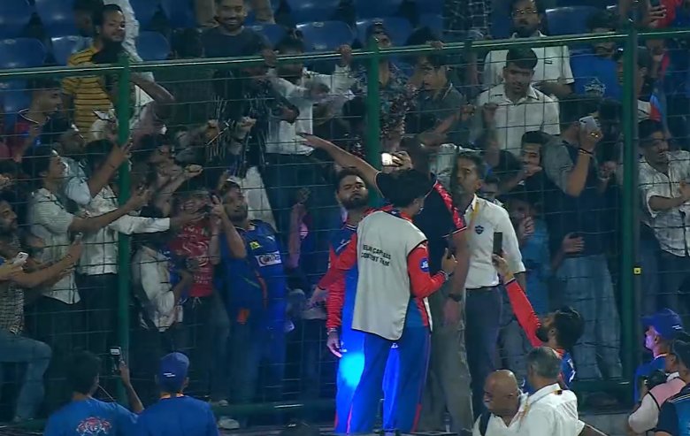 Rishabh Pant taking selfies with fans after the match. #DCvsLSG #DCvLSG #RishabhPant #IPL