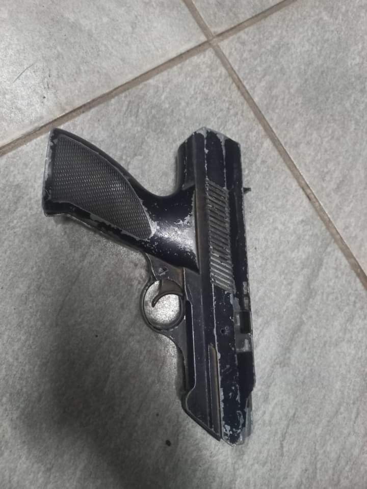 Senior Citizen Foils Robbery, Shooting Suspect in Maidstone - KZN

In Maidstone, KZN, a 27-year-old Malawian national was shot during a robbery at a General Dealer this afternoon. Witnessed by a 69-year-old Tongaat resident, armed with a Tangfoglio 6.35 pistol, he intervened,