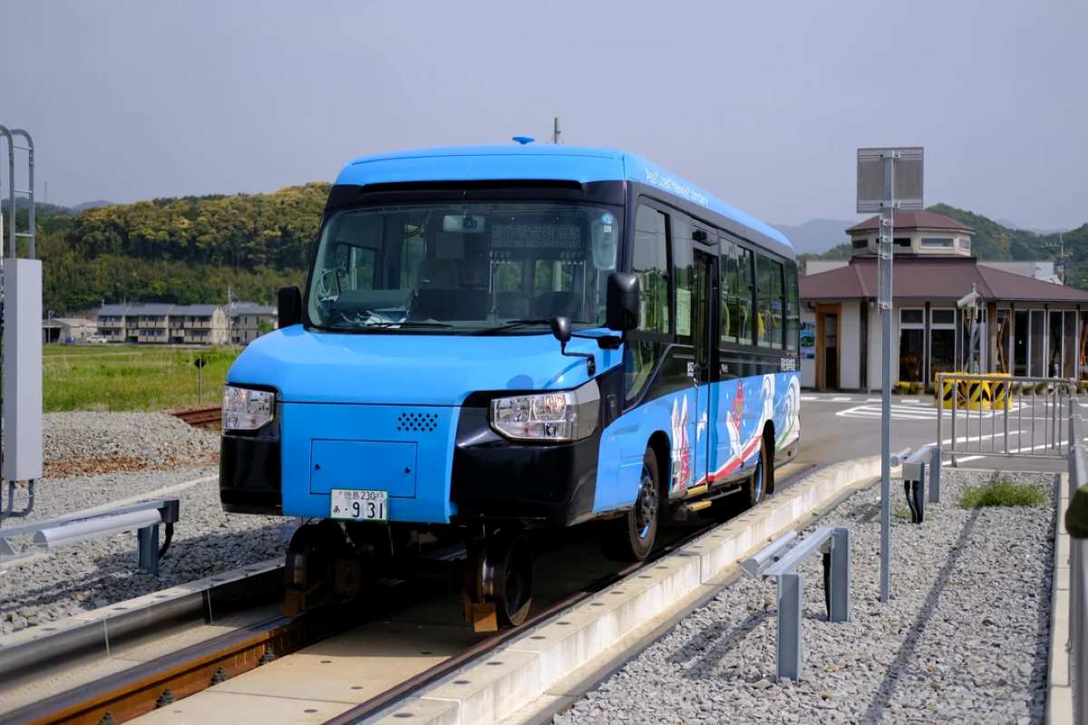 Desde Japón, un autobús híbrido que se transforma en tren. ecoinventos.com/autobus-hibrid…