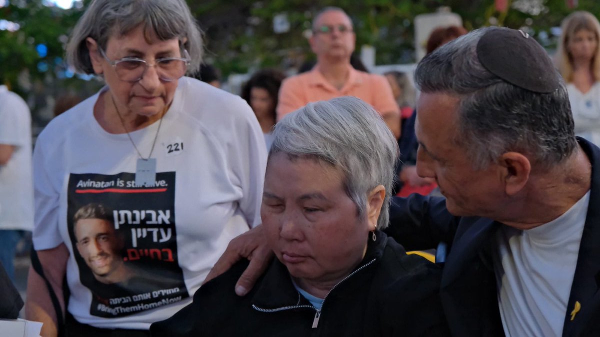 The heartbroken parents of Noa Argaman who is being held hostage in Gaza. Noa’s mother is battling stage 4 brain cancer. Her only wish is to see her daughter again. 📷 Adar Eyal