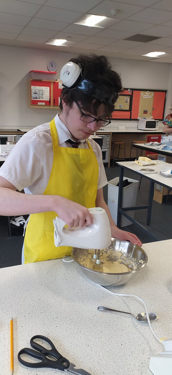 DrDChemistry's tweet photo. Enrichment pupils @GlenifferHigh continued to work on their culinary skills yesterday. Some are already naturals and some need some more development, but life would be boring if we were all the same! #Employability #DYW #nowrongpath #WinAtLife https://t.co/ch9Qs4M3hu