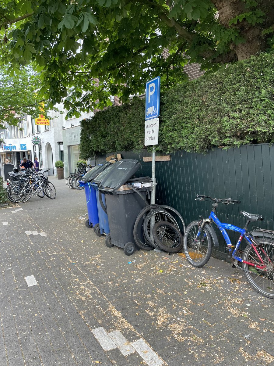 <a href="/gem_oegstgeest/">Gemeente Oegstgeest</a> De bewoners zijn aangepakt. Nu de winkeliers nog?. #wateenpuinzooi.