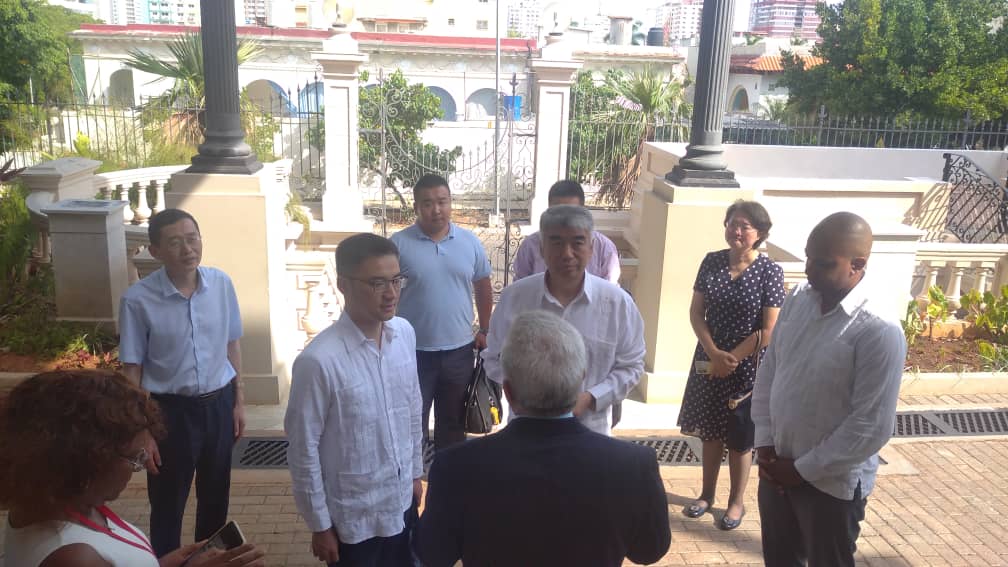 Visita el #CentroFidelCastroRuz el vicejefe del Departamento Internacional del Comité Central del Partido Comunista de China.