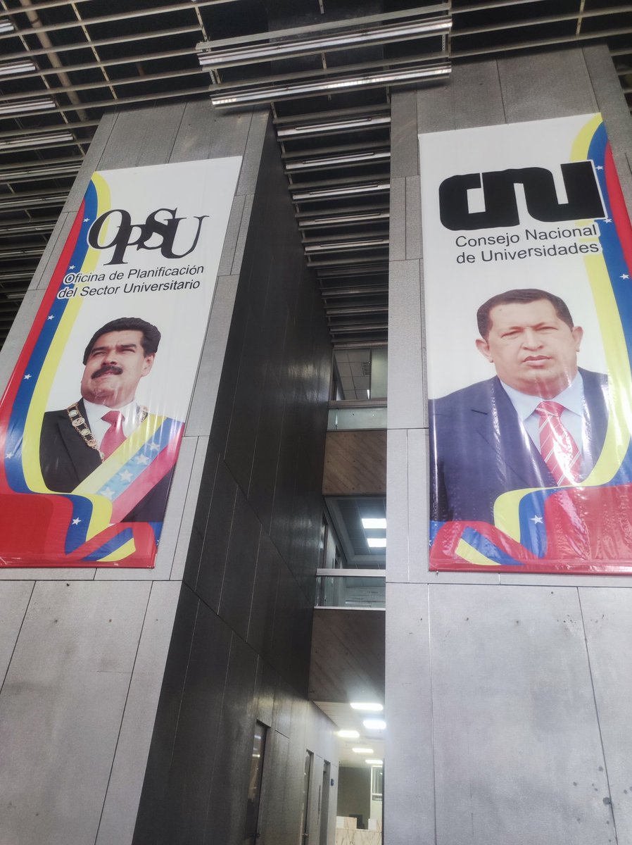 Estoy en la @OacOpsu, Oficina de Planificación del Sector Universitario, OPSU. @CNU_NIC. Lo primero que uno encuentra al llegar, son estos pendones de 5 metros que nos recuerdan quienes destruyeron la universidad venezolana.