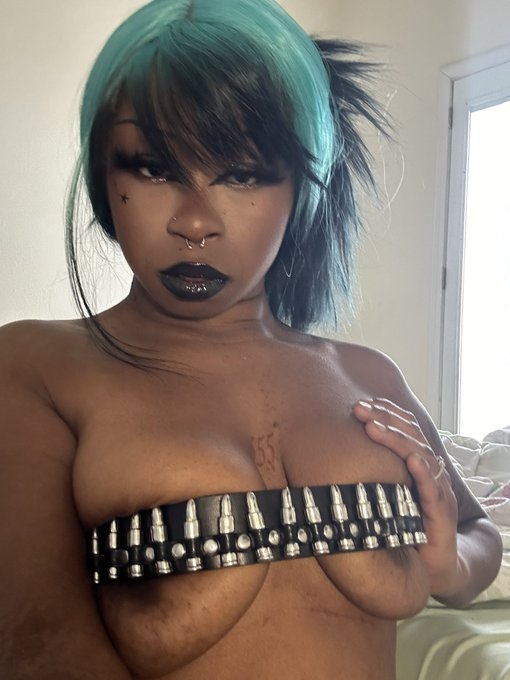 cheers i did my makeup again https://t.co/ahg7NmRcZZ
