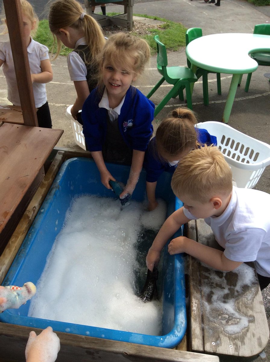 Last week, Nursery really enjoyed listening to the stories Aliens Love Underpants and Dinosaurs Love Underpants. We practised making lots of different patterns and even washed pants outside and hung them out to dry! @ipa_spencer @satrust_