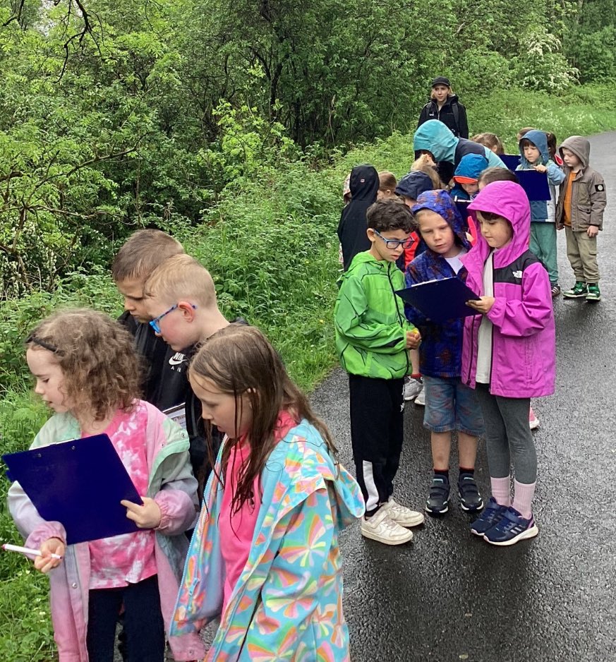 Thank you to Mollie and her volunteers from @SustransScot for leading the children in nature walks around the local area. Supporting the work of Elderslie for Everyone. #learningtogether #succeedingtogether