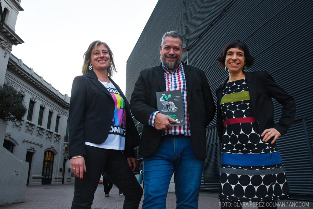 “La comunicación es de interés más allá de ámbitos académicos”

📣 Presentado en la @FeriaLibro, “Vocabulario crítico de las Ciencias de la Comunicación” reúne 139 especialistas que definen más de 100 conceptos.

✍🏼 R. Lazarte Otano
📷 C. Pérez Colman
🔗 anccom.sociales.uba.ar/2024/05/13/la-…