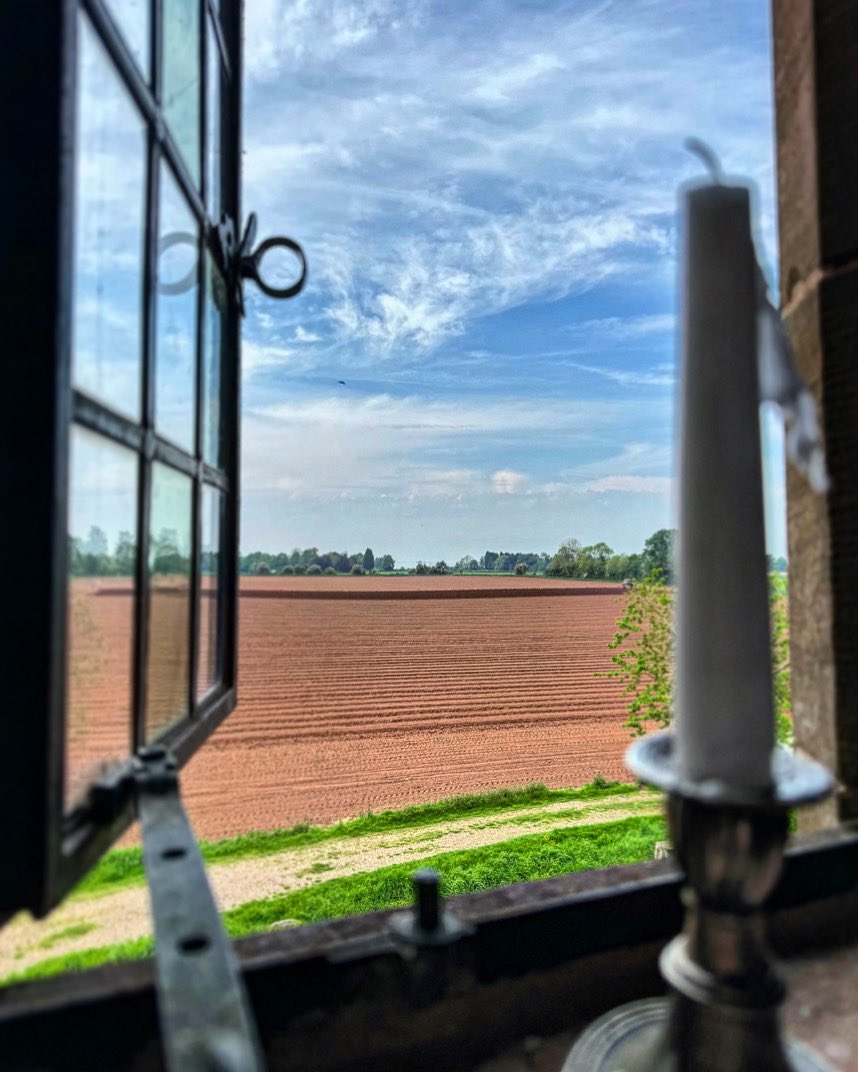 Peering out of the windows of Harvington Hall, one can’t help but wonder the sights and sounds that the Elizabethan’s would have experienced 👀👂😊 #houseofsecrets