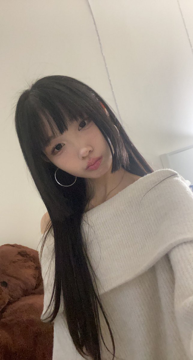 kittytart's tweet photo. i think it js depends on how i do my makeup i feel like i look like a diff person in all of these😭 https://t.co/3FTMQeJm3n