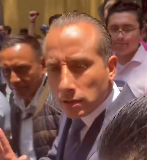 RupiReportero_'s tweet photo. 🤡El que se enoja pierde

Pero no se enoje candidato @marioriestra, ser cuestionado es chamba de cada reportero.#Puebla https://t.co/nrWJNAwXfr