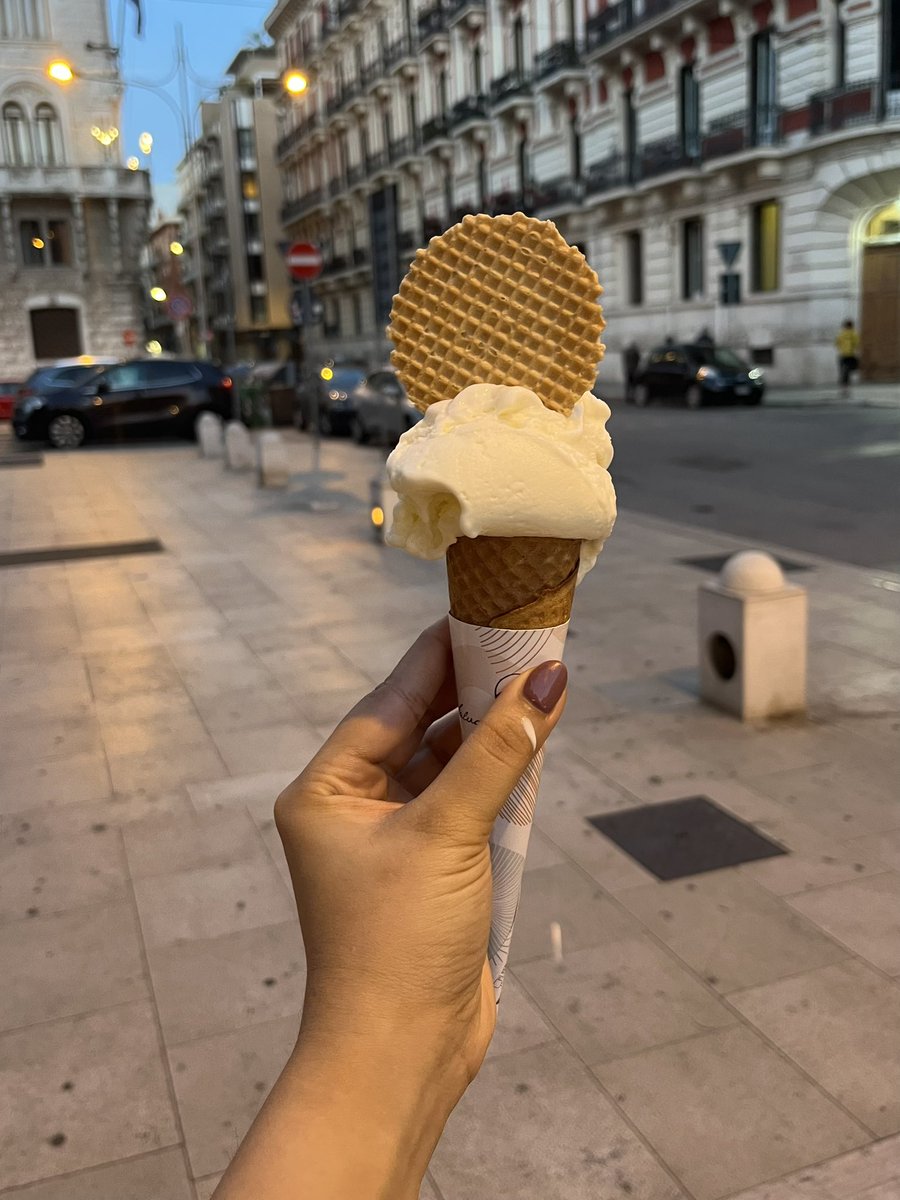 Sign of a good gelato - starts melting while you take pictures of it 😅. Thrilled to be reunited with my favourite gelato flavour, fior di latte (milk!) 💗