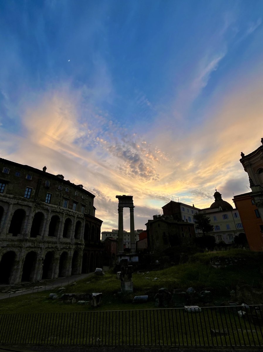 Un accenno di colore, dal #tramonto... E una minuscola falce di luna🌙 Buonanotte #Roma 🤍