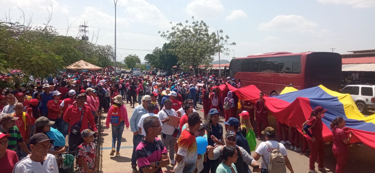 #14Mayo Multitudinaria marcha abre el telón dla victoria del Presidente @nicolasmaduro en el Mcpio. Torres. Trabajadores(as) del @IpasmeOficial #Carora dijeron PRESENTE ¡Por el camino correcto de la historia! #VenezuelaVaPaArriba @_LaAvanzadora @AdolfoP_Oficial @CHANDERGIL