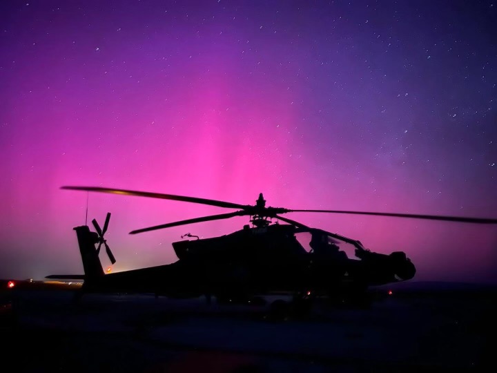 Great shot of a @1AD_CAB, @1stArmoredDiv AH-64 Apache helicopter with the Northern Lights as a backdrop! 🚁 #BeAllYouCanBe #ArmyTeam #Soldiers @USArmy