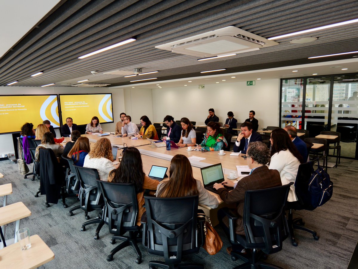 Importante reunión hoy entre el Director del @DNP_Colombia y el Grupo de Paz de Naciones Unidas, liderado por @CGRuizMassieu y la Coordinadora Residente @VillarMireia. Uniendo esfuerzos para apoyar al gobierno en la transformación de los territorios y la consolidación de la paz.