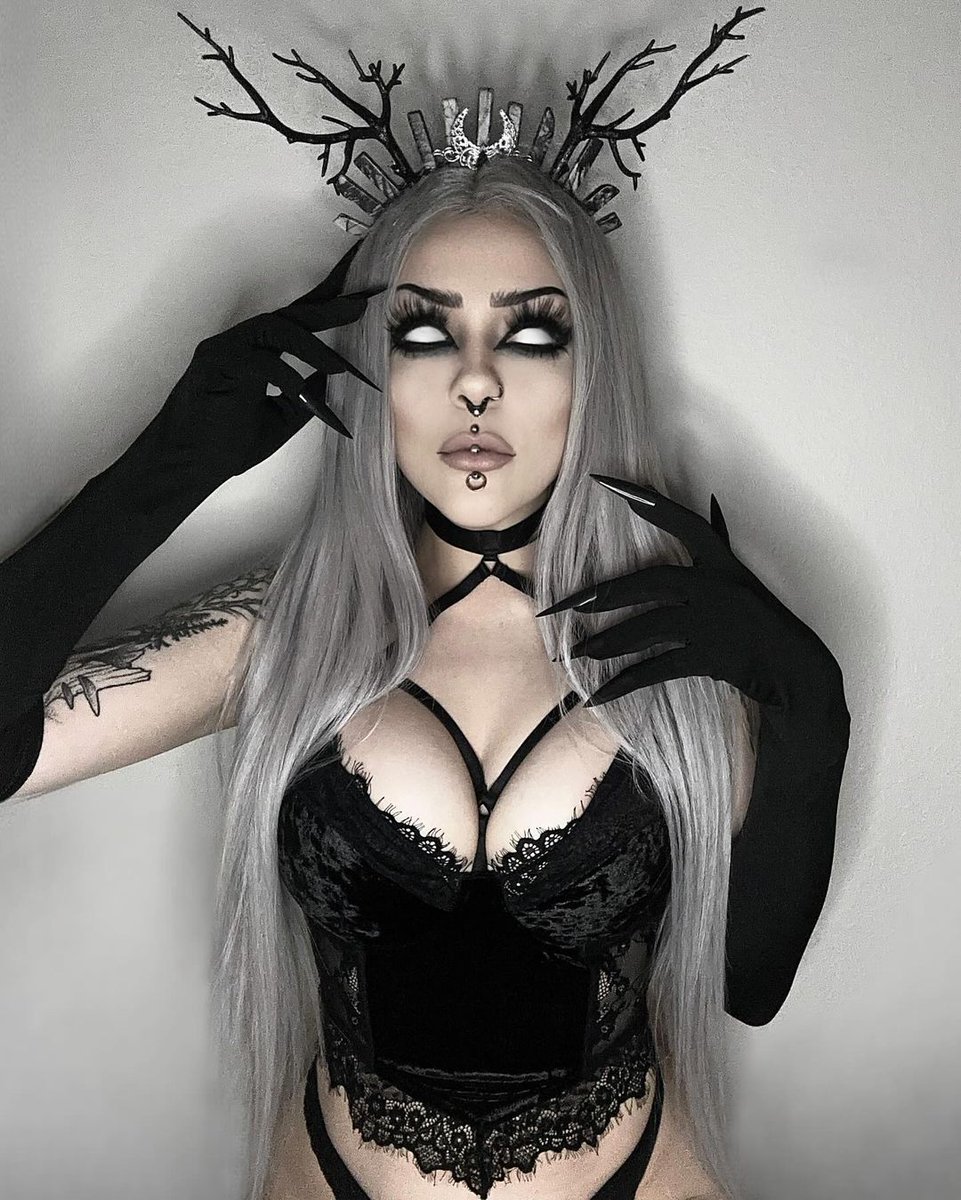 Bow down for the goddess of the night ✨
•
📸: alexbourgvtt
•
#KILLSTAR #GOTHICFASHION #ALTFASHION