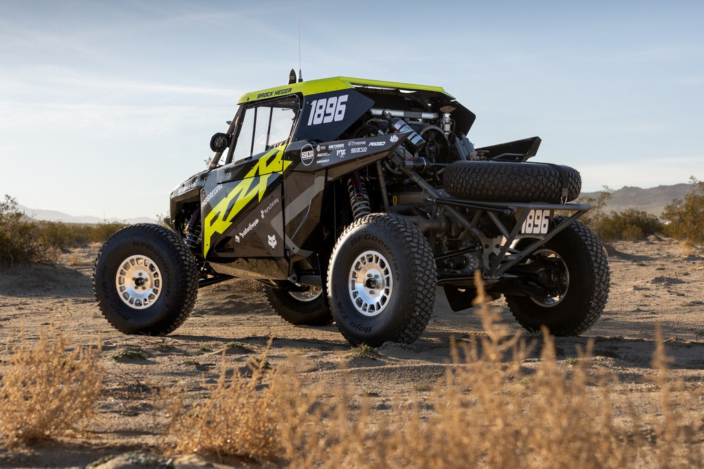 This Gen 1 Polaris RZR Pro R Factory has proven it's worth in it's inaugural race season. @brockheger of the @polarisfactoryracing team has piloted this UTV to the top of podium several times on the #412 UTV Forged Bead Grip wheels 🏁 👉️ See more: methodracewheels.com/blogs/news/bro…