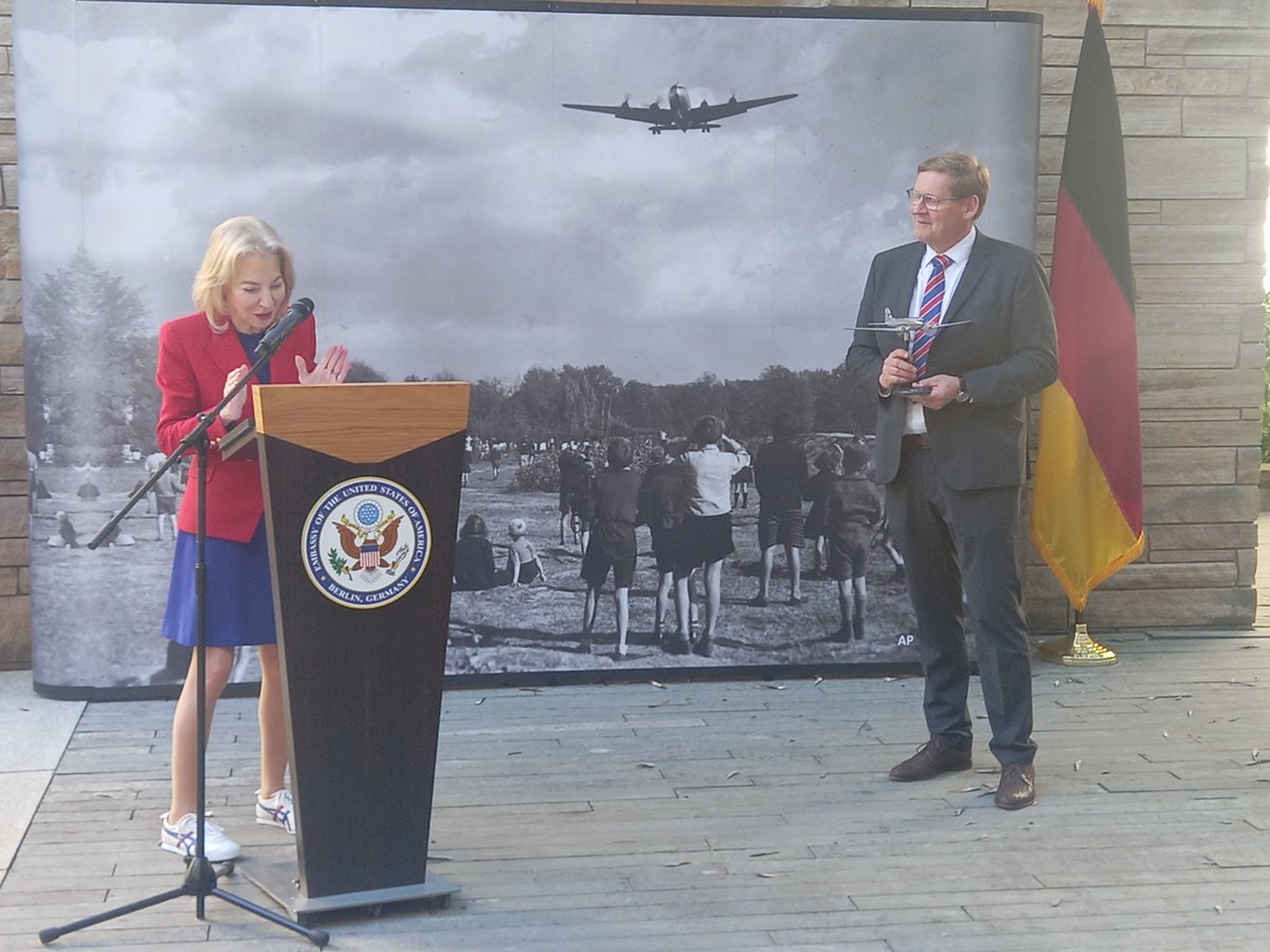 Celebration of the 75th anniversary of the end of the Berlin Blockade continues. We saw that @USAmbGermany & @USBotschaft donated two historic planes to the Deutsches Technikmuseum, originally from @AFmuseum. This honors the hope and solidarity of the time wonderfully.