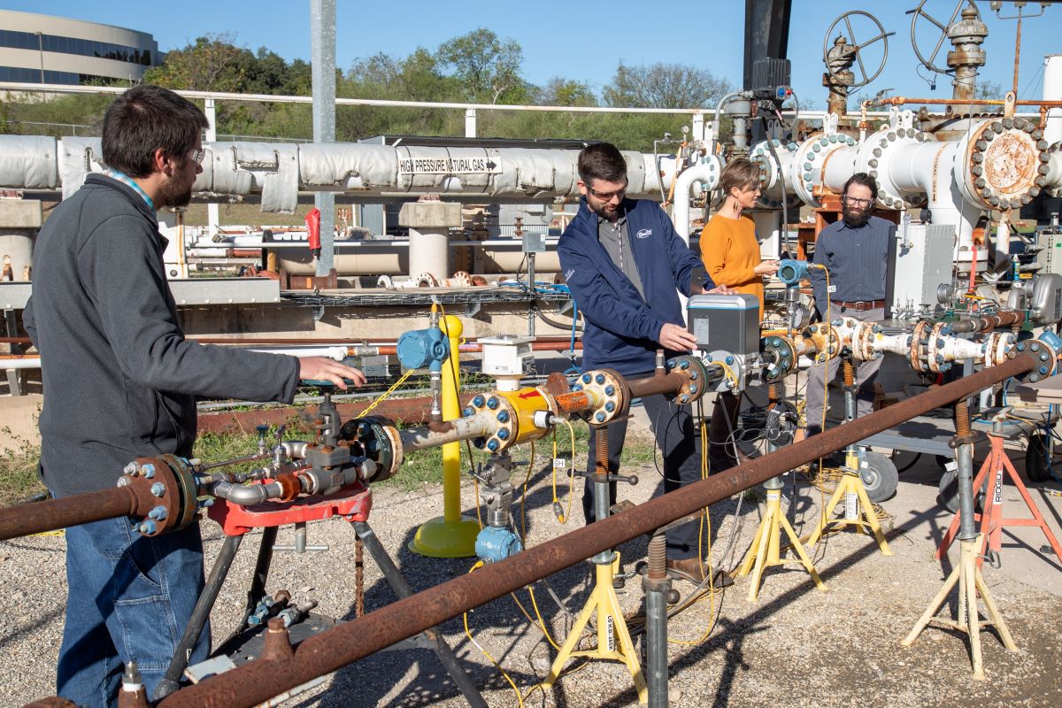 As energy companies explore blending hydrogen into natural gas streams to curb carbon emissions, SwRI is studying the possible impact on existing infrastructure, evaluating natural gas pipelines and flow meters. #TechTuesday ow.ly/lvtB50RFH99