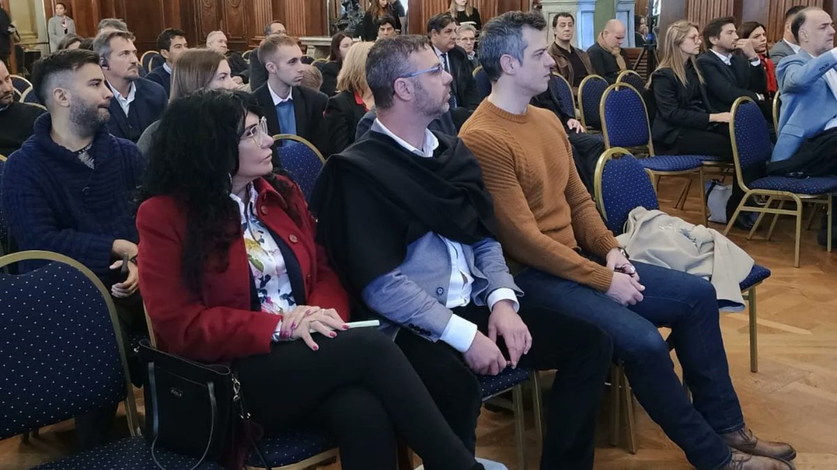 grizulmela's tweet photo. Un honor haber colaborado con la jornada de capacitación celebrada en 
la @legiscaba: “Sistema Procesal 
Penal: Transición hacia el Modelo Acusatorio 
Adversarial” organizada por American Associaton of Law. Oradores:  Josie Thomas, Embajada EEUU,  Dres Casal y Falcone. https://t.co/yLO3aElQwI