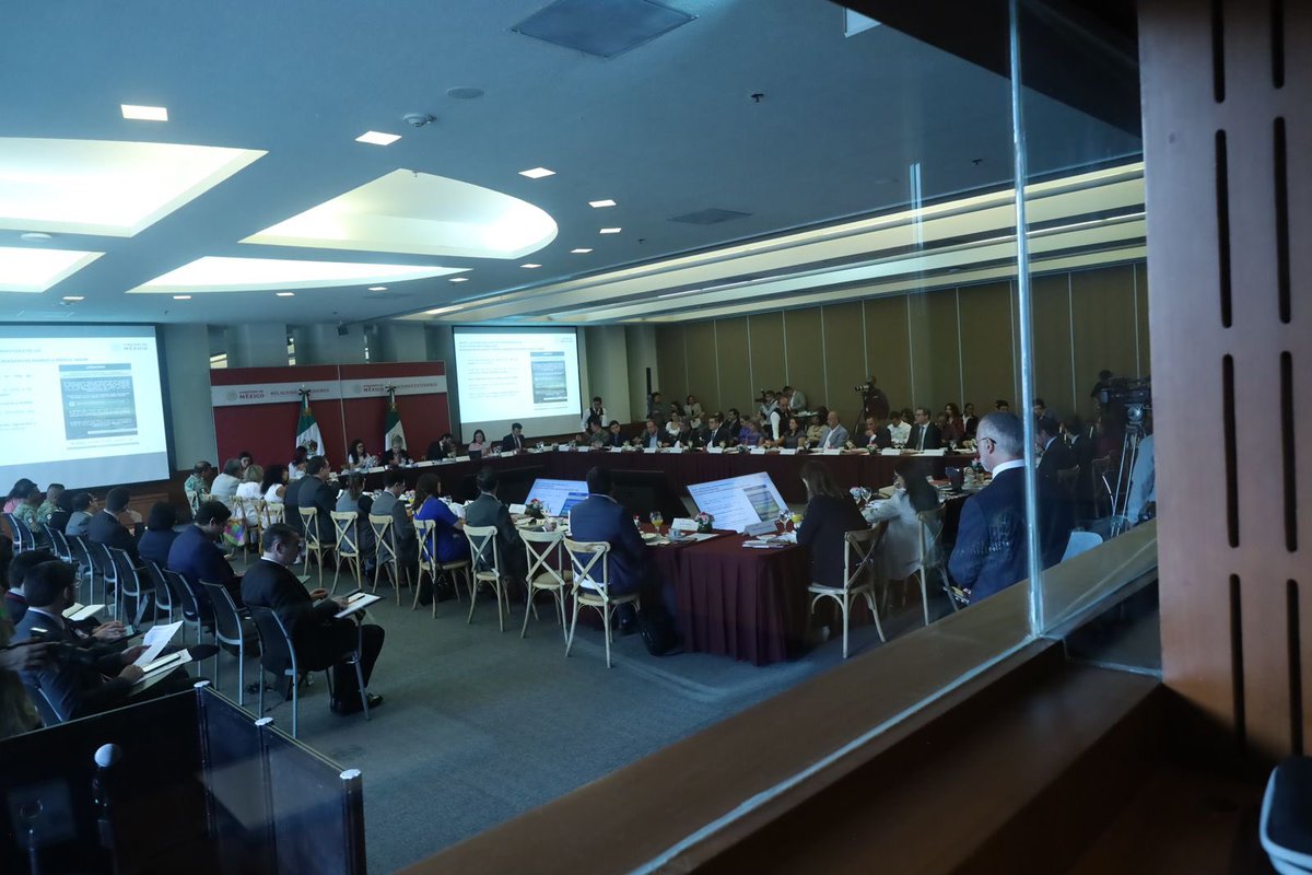 AMEXCID's tweet photo. 📸El día de hoy, la #AMEXCID participó en la Décima Sesión Ordinaria de la Comisión Intersecretarial de Atención Integral en Materia Migratoria #CIAIMM, la cual sigue la instrucción del presidente Andrés Manuel López Obrador de desarrollar una estrategia mexicana de #MovilidadHumana.