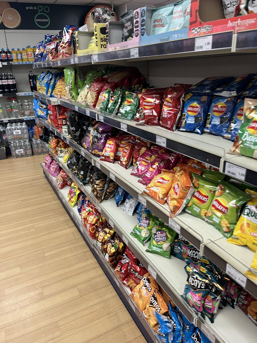 Needless to say, I was disappointed. Nothing on offer but row after row of crisps, sweets, chocolates, cakes & fizzy drinks. Food w/ high sugar/fat & salt content & very little nutritional value….IN A LARGE TEACHING HOSPITAL! @SharonBarbour @BBCNEandCumbria @itvtynetees 2/