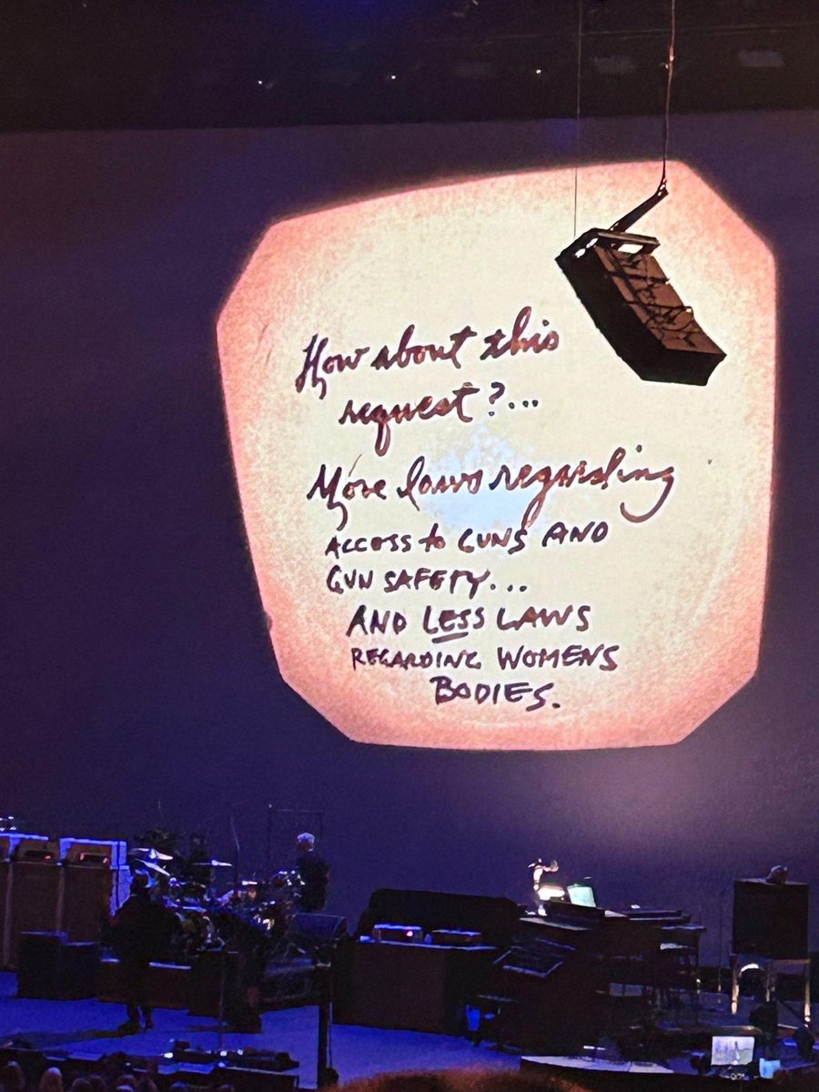 Sacramento played host to @PearlJam last night, and the loudest moment came right before the encore when @eddievedder wrote this beautiful message for the audience. I couldn't agree more—Congress should prioritize common-sense gun safety measures, not laws controlling our bodies.