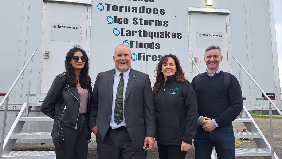 Today I was pleased to join @GeneralHillier + @HydroOne on a tour of the Storm Services Shelter Showcase in Markham! Storm Services provide turnkey shelter solutions in emergency situations & during extreme events like storms. Thank you for hosting me General Hillier!