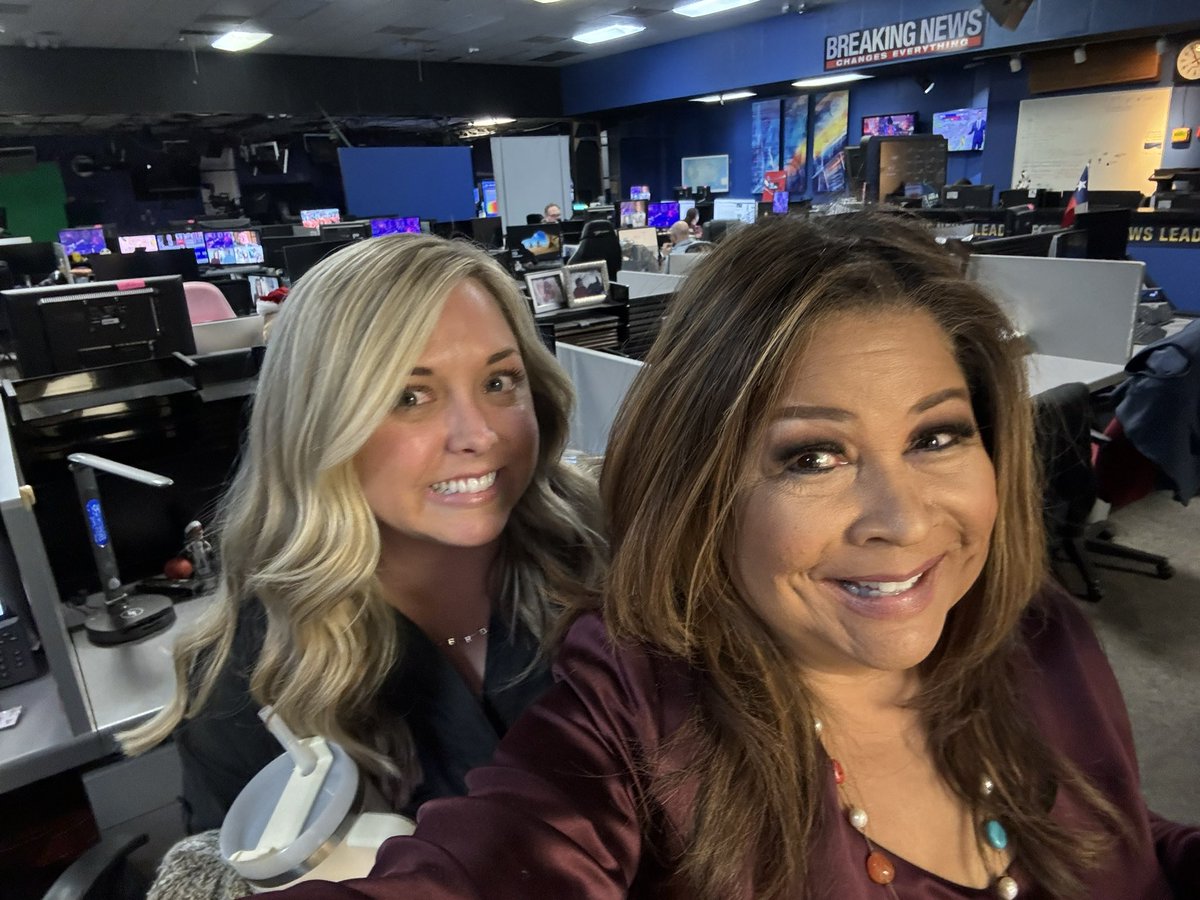 ClariceFox4's tweet photo. Got to see @gillianNHughes as she walked out & I walked in @fox4 #dayside #nightside https://t.co/e8kOpqBsOf