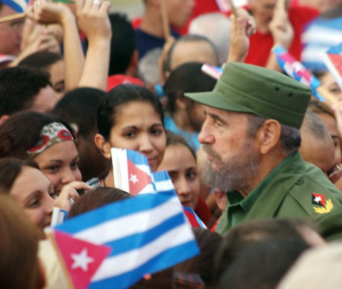 #Fidel:'Cuando una revolución puede decir que cuenta así con el pueblo, con un pueblo con una conciencia creciente, con una respuesta siempre rápida y enérgica, esa revolución puede sentir la seguridad de que marchará invenciblemente hacia adelante'. #CubaMined