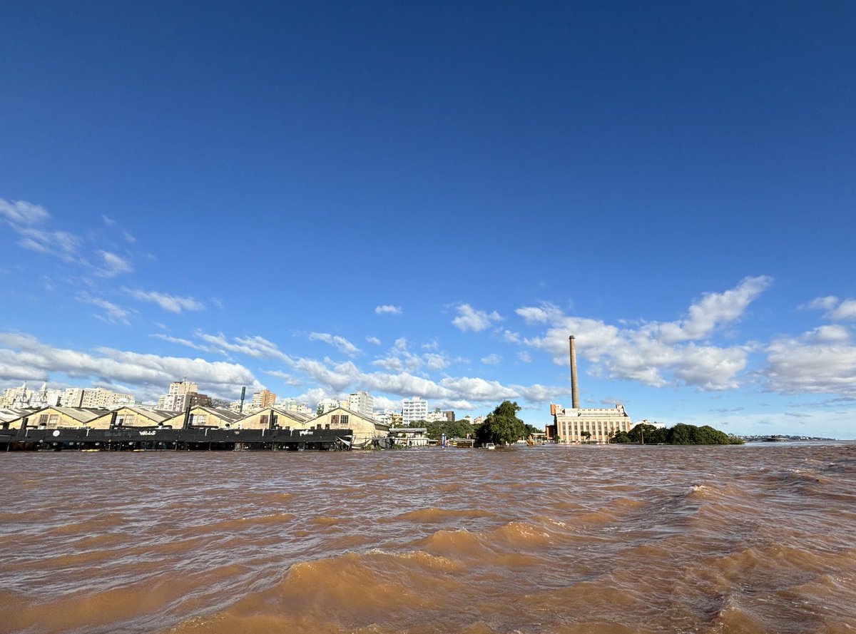 IMAGEM | A enchente vista a partir do Guaíba. Águas cobrem a área da Usina do Gasômetro e do Cais Embarcadero. 📷 @ovarzeano