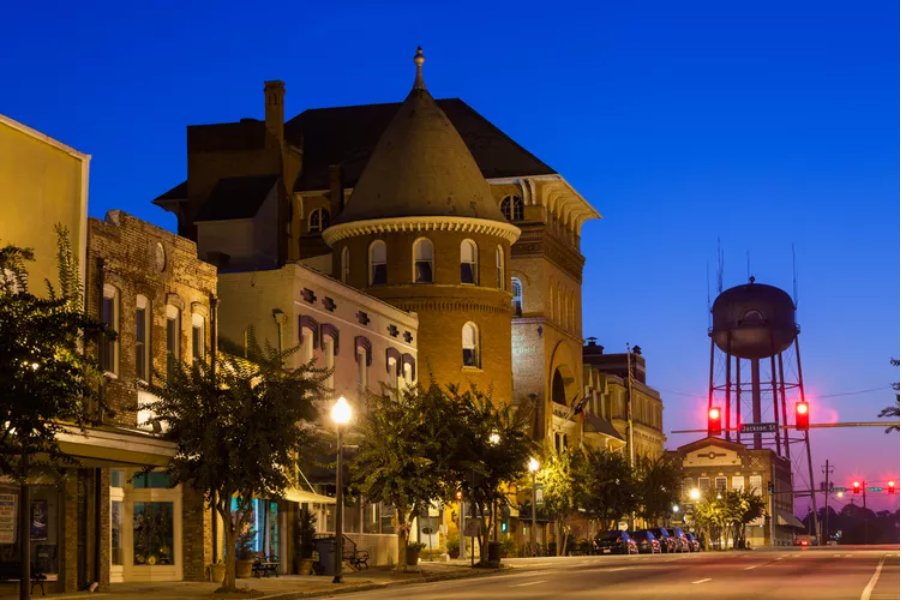 southeasttouris's tweet photo. Happy #TourismTuesday! 🎉 Let's highlight Americus, Georgia, recognized as one of the Best Small Towns In Georgia by @Southern_Living. Dive into the charm of its vibrant downtown, from the Rylander Theatre to the Windsor Hotel. #AmericusGA #WeareSTS https://t.co/XDKA3BDdhO