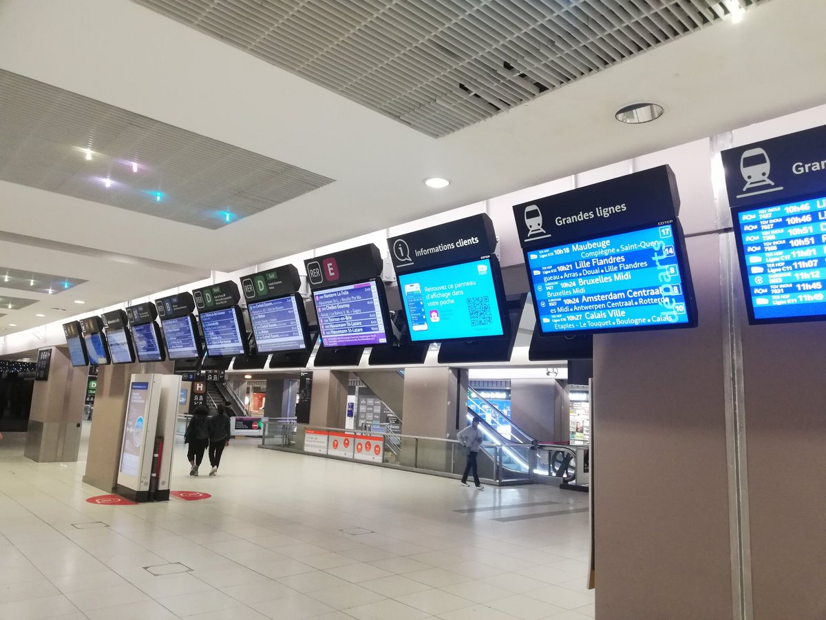 Gare du Nord souterraine : batterie d'écrans d'information désormais disposée de façon longitudinale par rapport aux couloirs